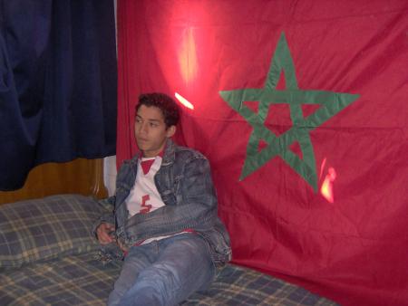 c moi a coté de le drapeau de mon pays