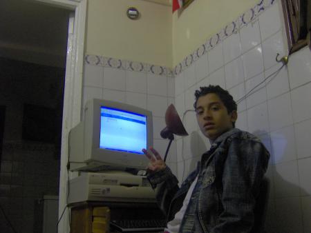 moi a coté de mon, pc